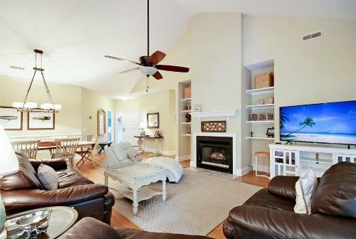 Spacious Overlooking Lagoon Home