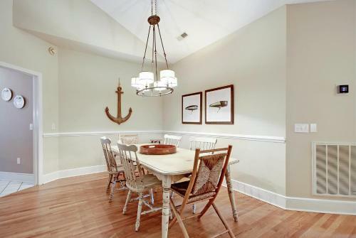 Spacious Overlooking Lagoon Home