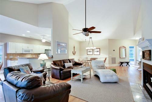 Spacious Overlooking Lagoon Home