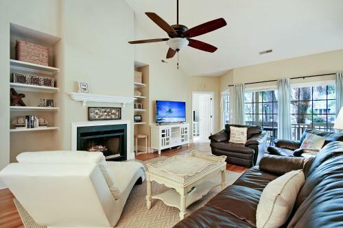 Spacious Overlooking Lagoon Home