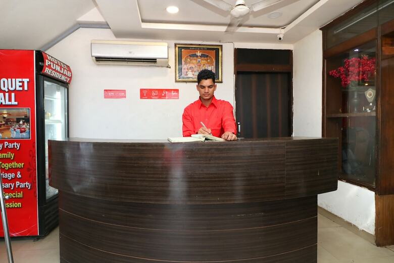 Oyo 18943 Hotel Punjab Residency