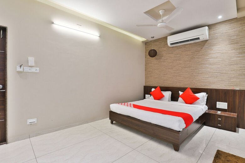 Oyo 24028 Hotel Om Palace & Party Plot