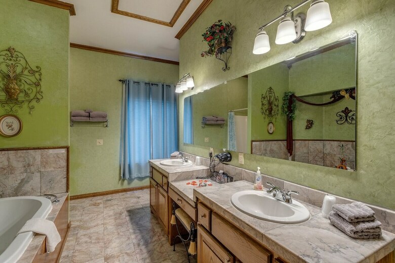 The Whispering Pines Inn Bed & Breakfast