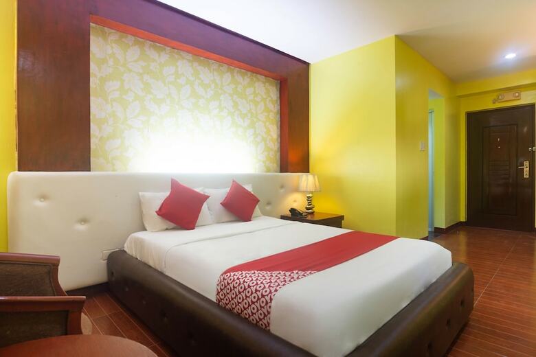 Hotel Oyo 159 San Remigio Pensionne Suites