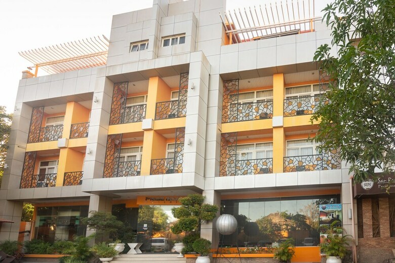 Hotel Oyo 159 San Remigio Pensionne Suites