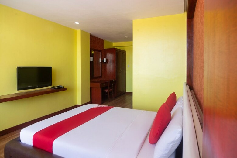 Hotel Oyo 159 San Remigio Pensionne Suites