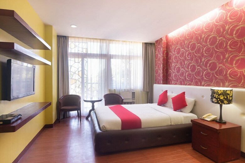 Hotel Oyo 159 San Remigio Pensionne Suites