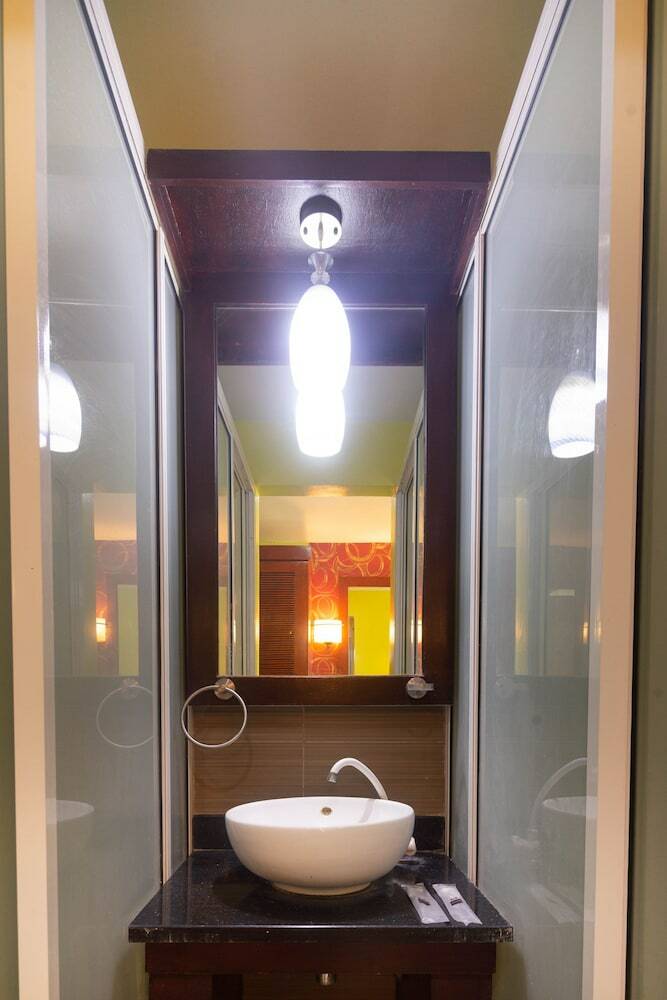 Hotel Oyo 159 San Remigio Pensionne Suites