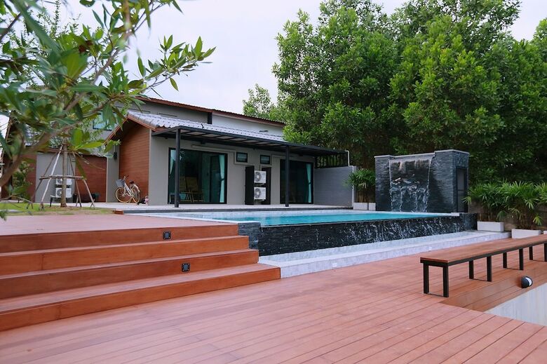 Hotel Canvas Family Home