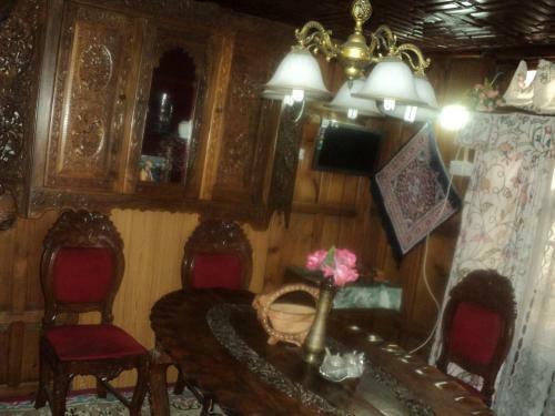 Hotel Haroon Houseboat