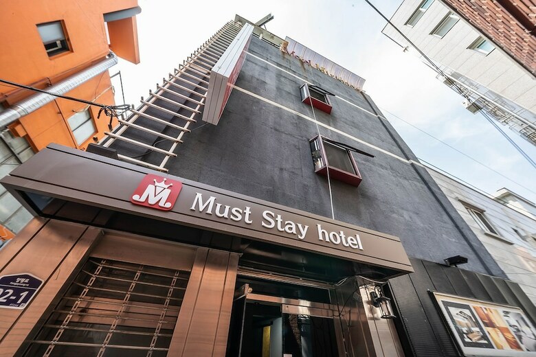 Hotel Must Stay