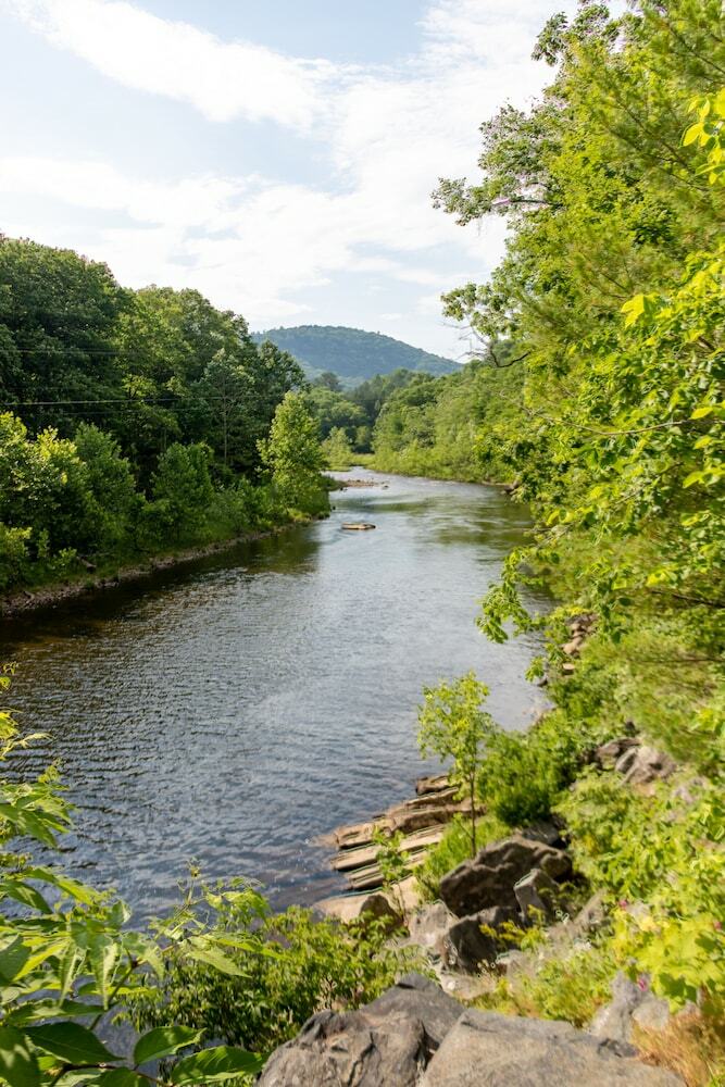 Hotel The Lodge At West River