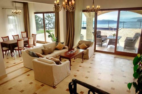 Villa Oak Leaf Residences