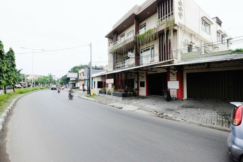 Hotel Reddoorz Near Universitas Semarang