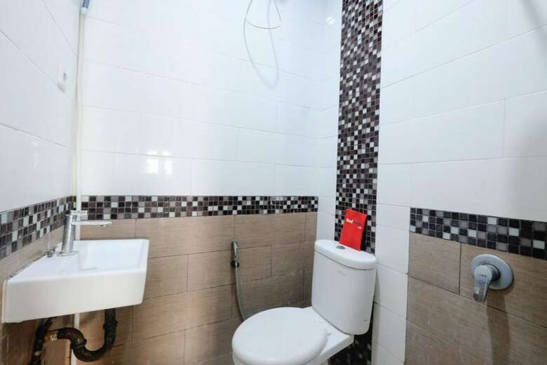 Hotel Reddoorz Near Universitas Semarang