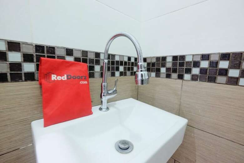 Hotel Reddoorz Near Universitas Semarang