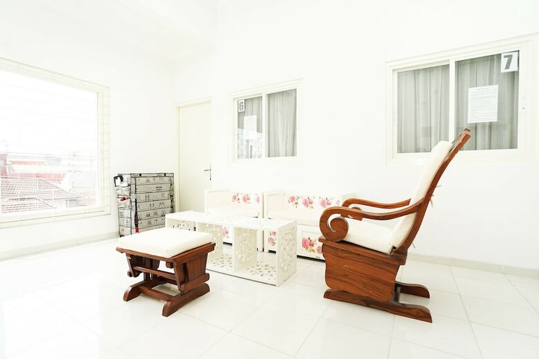 Hotel Oyo 747 Cipunegara Residence