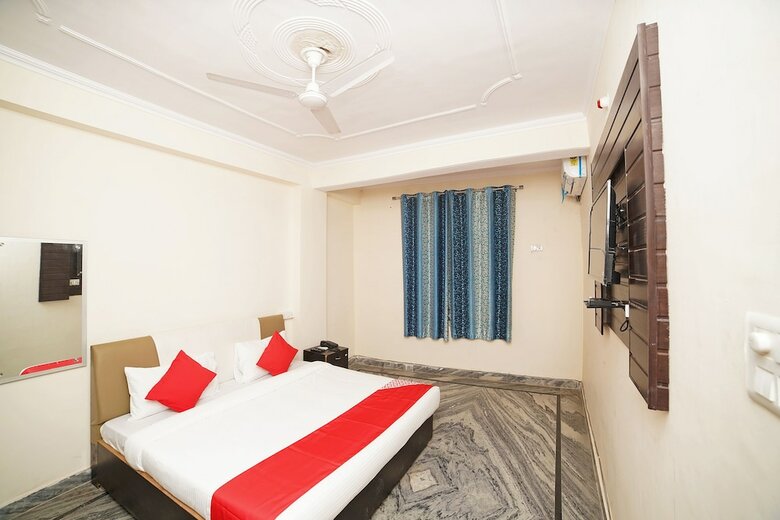 Oyo 30480 Hotel Mohan Palace