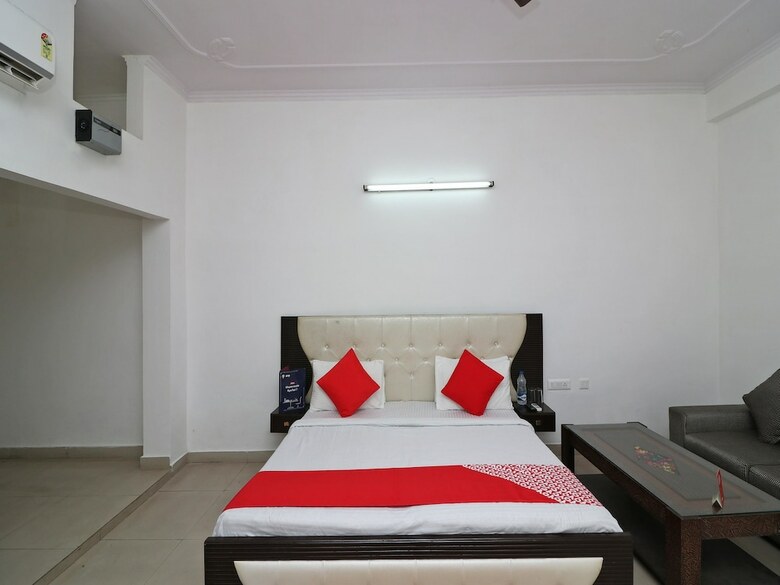 Oyo 14802 Hotel Virus Bistro