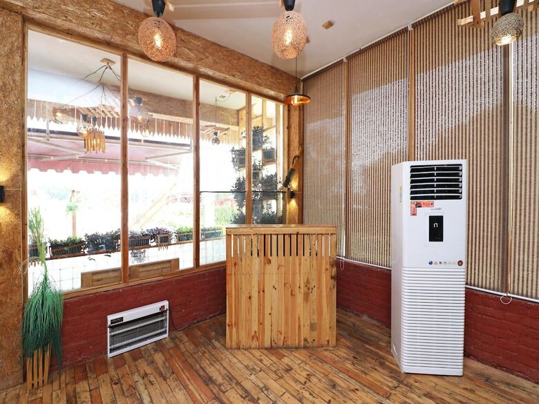 Oyo 14802 Hotel Virus Bistro