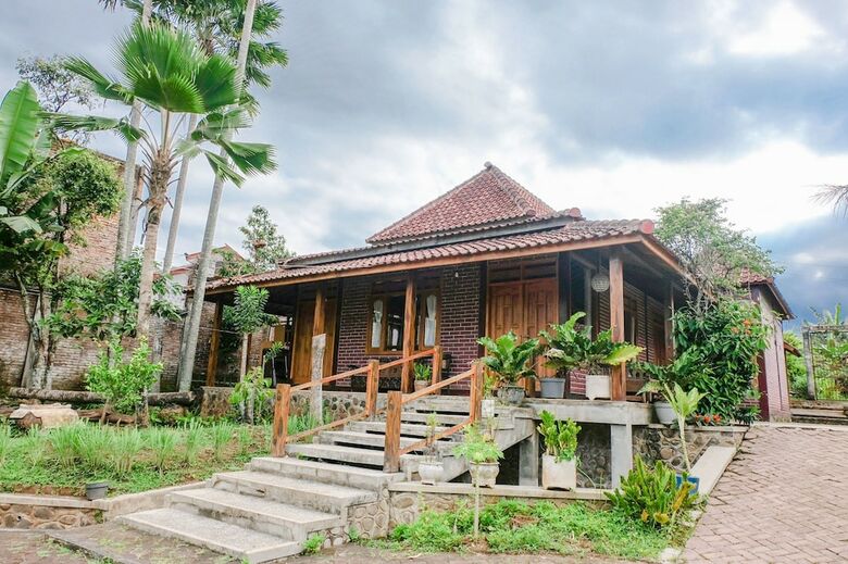 Hostal Oyo 774 Villa 007 Sengkaling