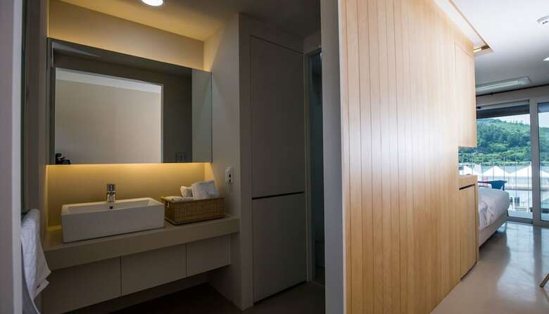 Parotia Hotel