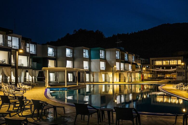 Parotia Hotel