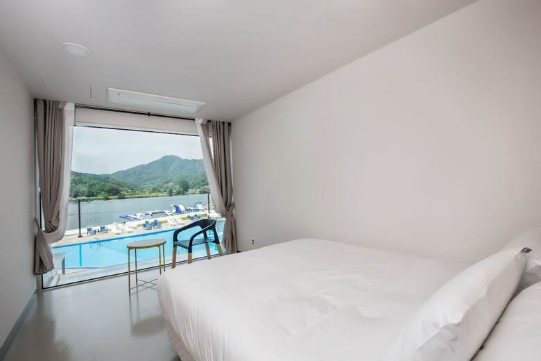 Parotia Hotel