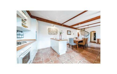 Four-bedroom Holiday Home In Komen
