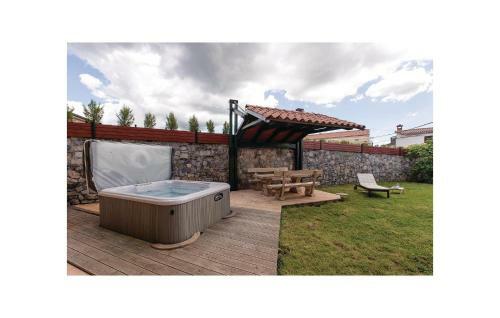 Four-bedroom Holiday Home In Komen