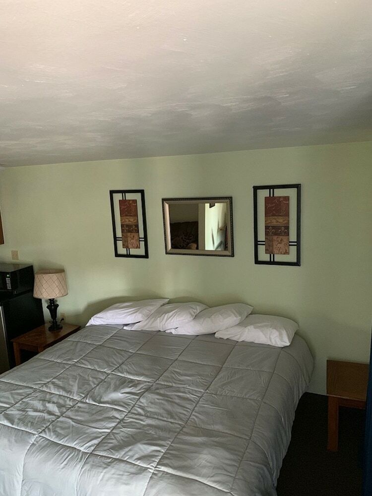 Colonial Motel
