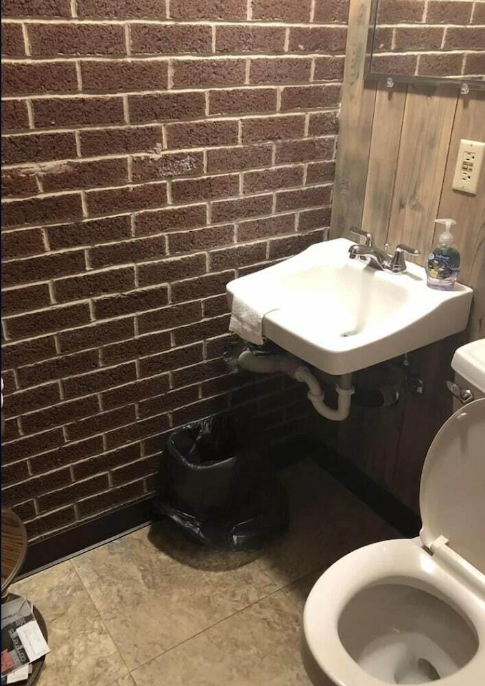 Colonial Motel