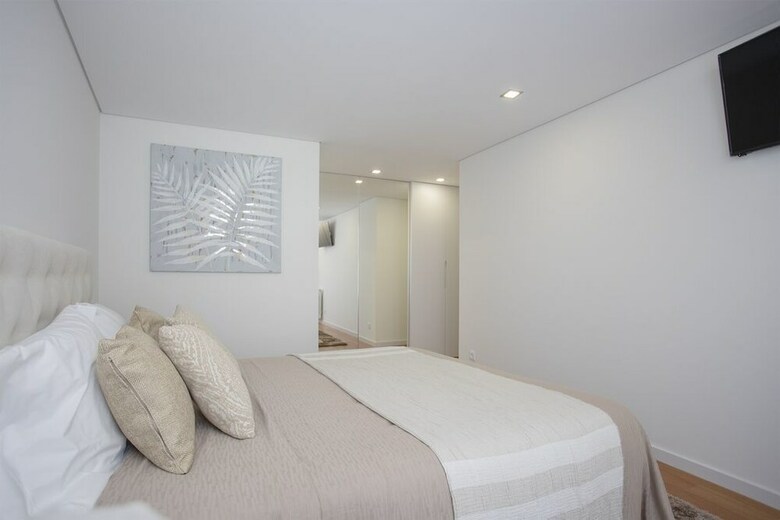 Liiiving - Luxury River View Apartments