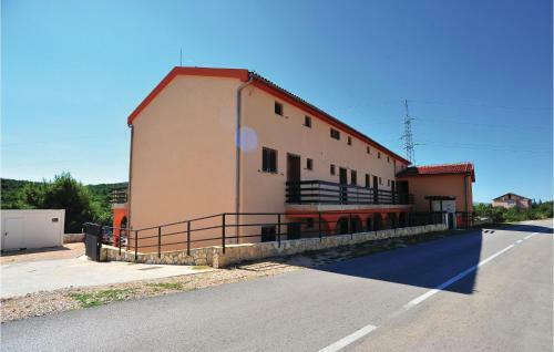 Two-bedroom Apartment In Bilice