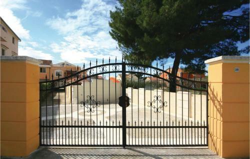 Three-bedroom Apartment In Brodarica