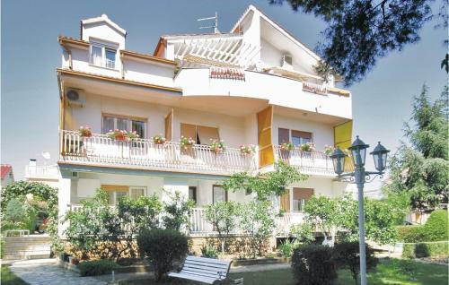 Three-bedroom Apartment In Brodarica