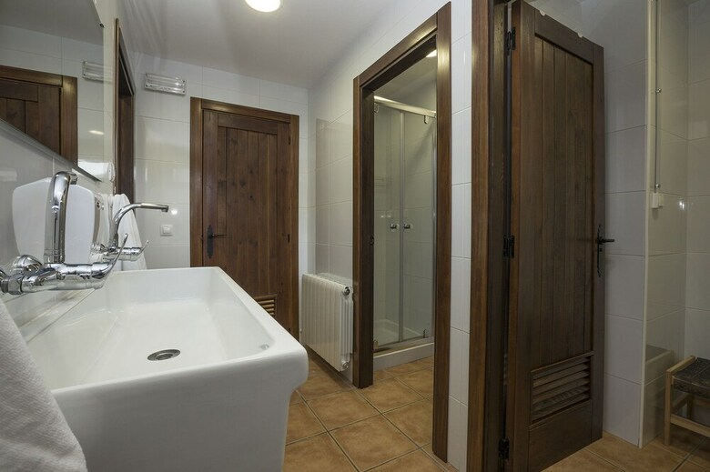 Hostal Abad�a de Montenartr� - Hostel