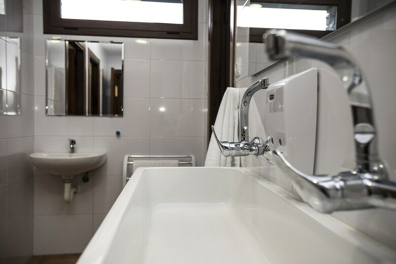 Hostal Abad�a de Montenartr� - Hostel