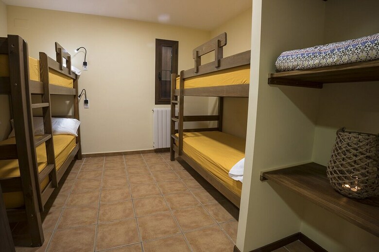Hostal Abad�a de Montenartr� - Hostel