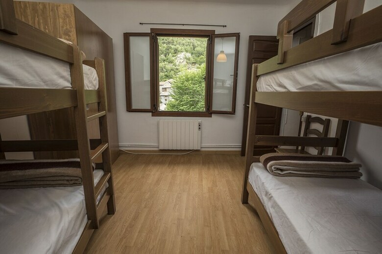 Hostal Abad�a de Montenartr� - Hostel