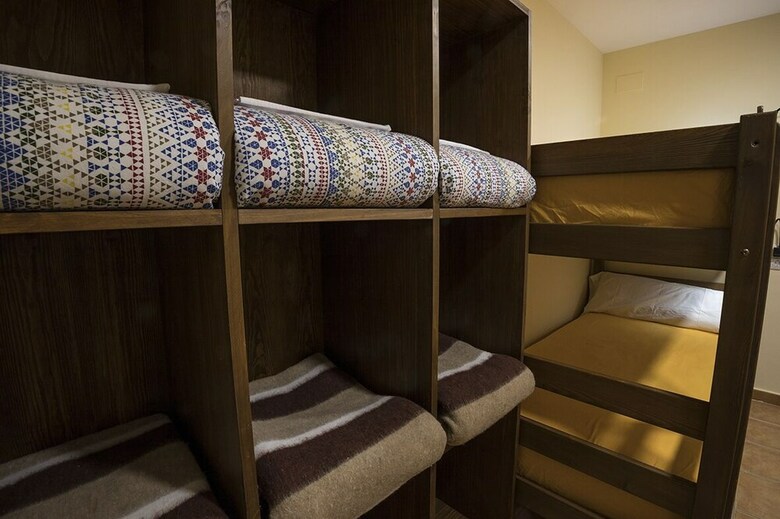 Hostal Abad�a de Montenartr� - Hostel