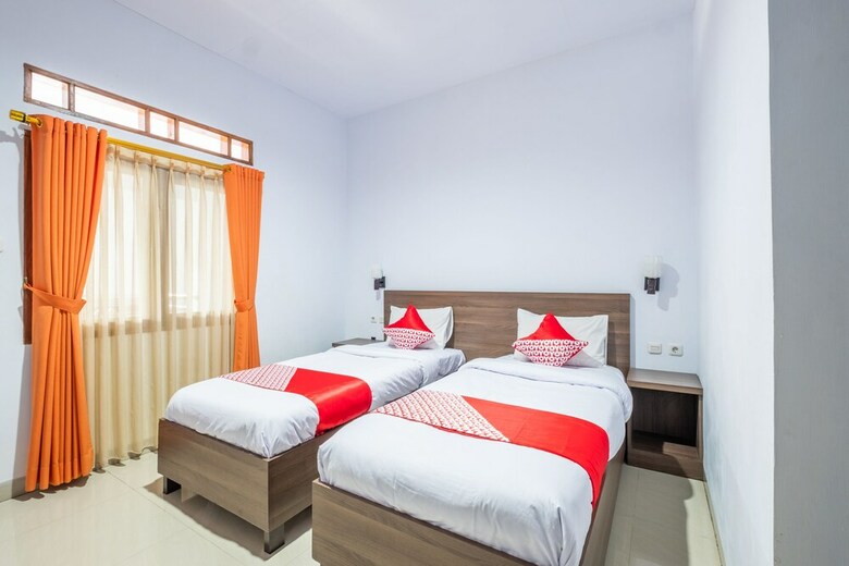 Oyo 943 Hotel Azalea Syariah
