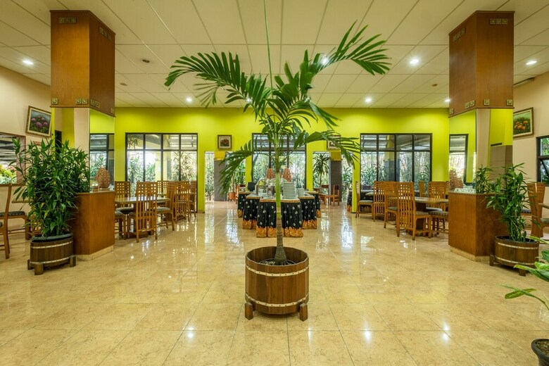 Hostal Capital O 1010 Isola Resort