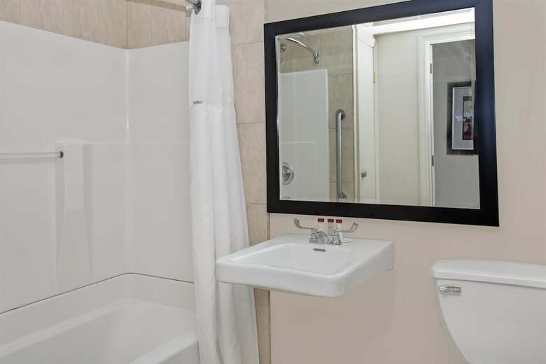 Hotel Ramada By Wyndham Staten Island
