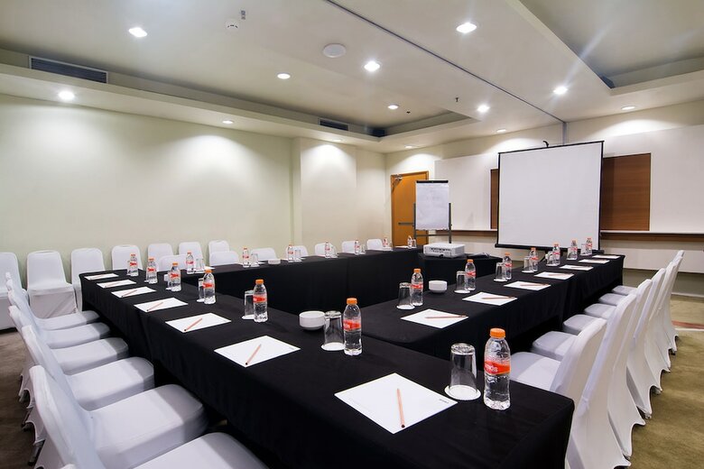 Hotel Sparks Luxe Jakarta
