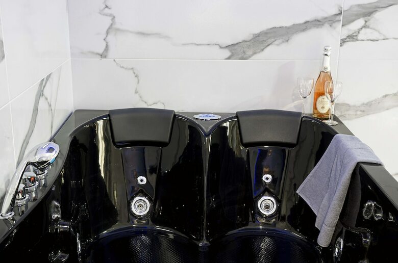 Apartamentos Athens Jacuzzi Suite