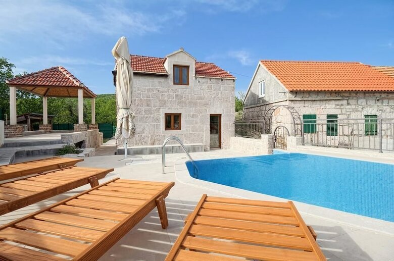 Villa Mons