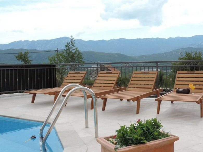 Villa Mons