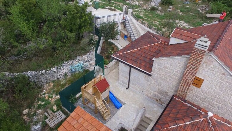 Villa Mons