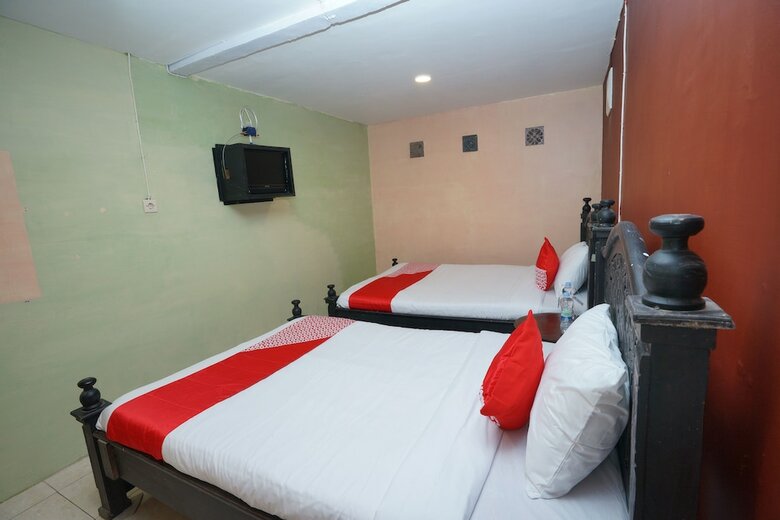Hostal Oyo 927 Carina Hotel